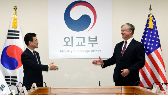 조세영-비건 “한-미 동맹, 글로벌 파트너십으로 확장 중”